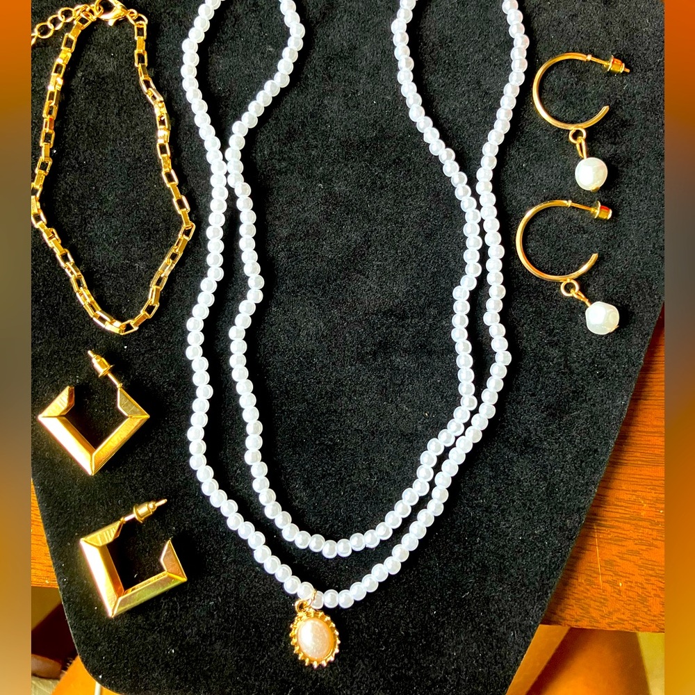 Elegant Gold and Pearl Jewelry Set